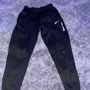 Nike joggers, flaw shown